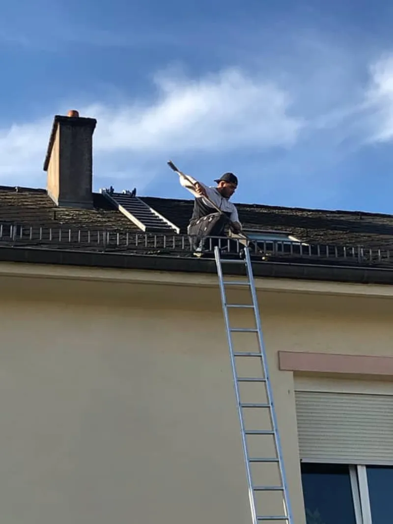 Couvreur TB Toiture au travail sur une toiture à Hayange