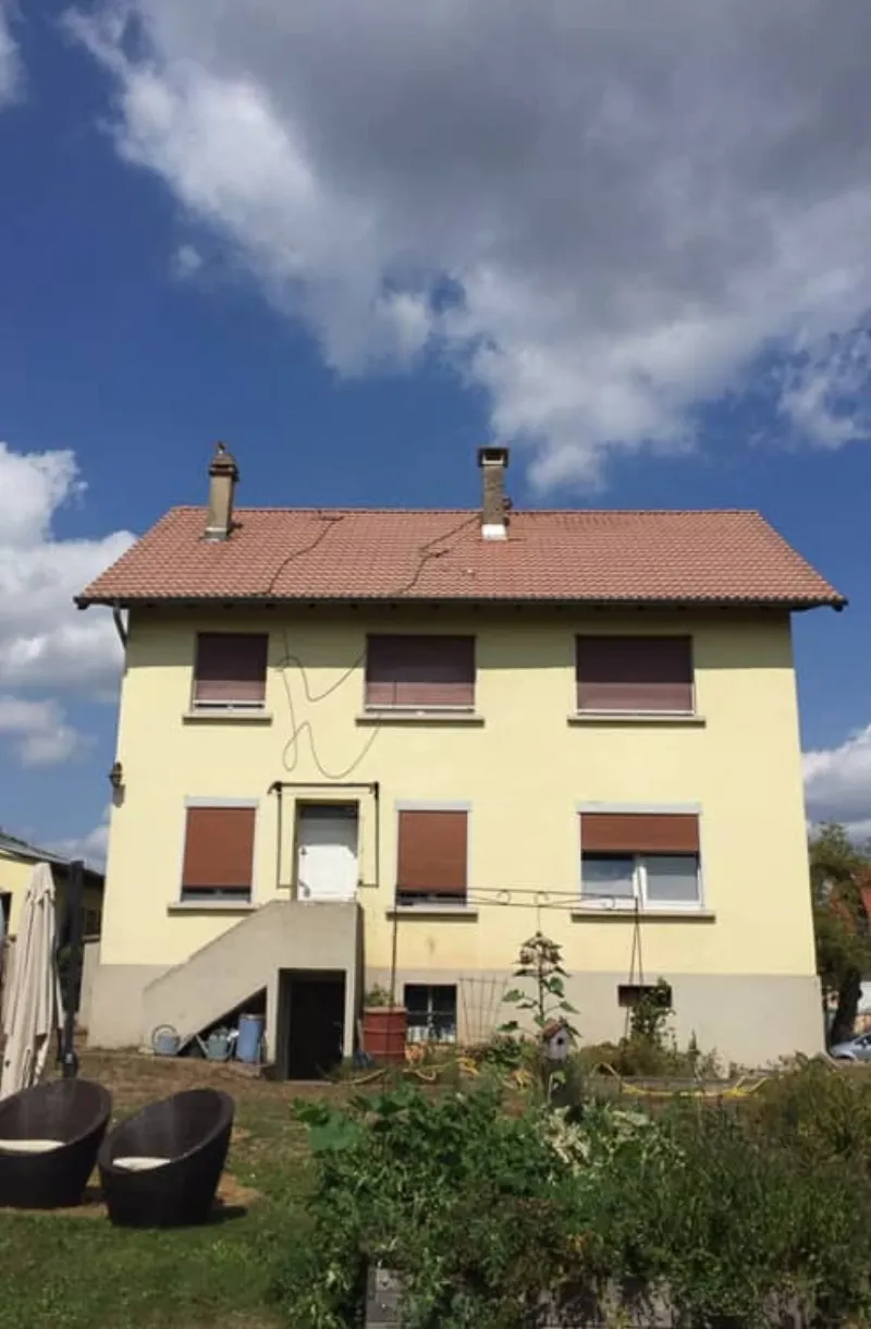 Toiture en tuiles avant démoussage en Moselle