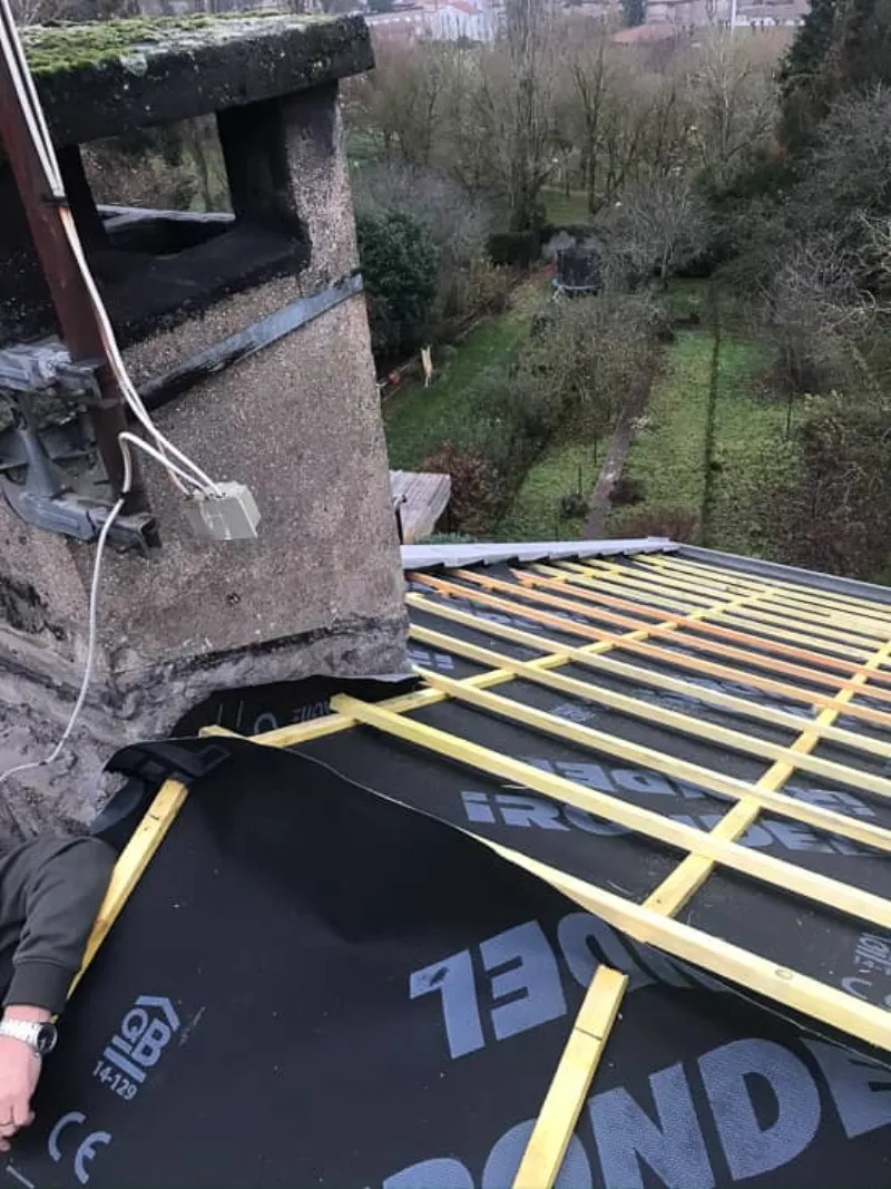 Rénovation de toiture avant pose de fenêtre de toit