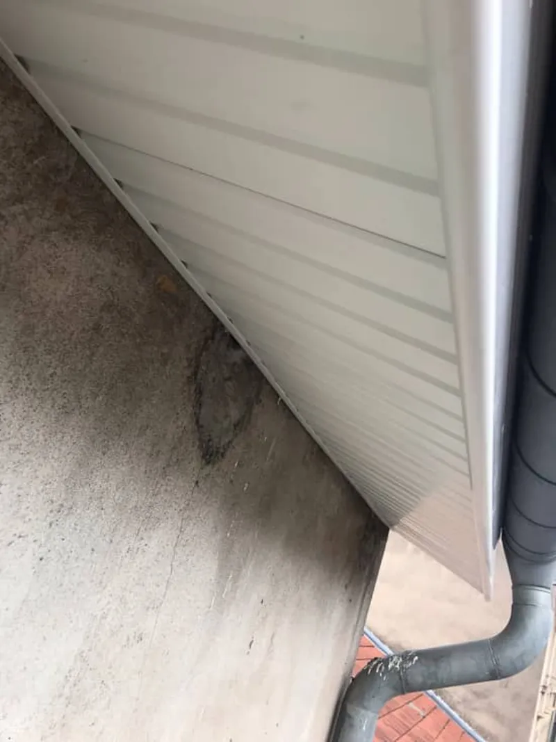 Finition de zinguerie et lambris PVC sous toiture